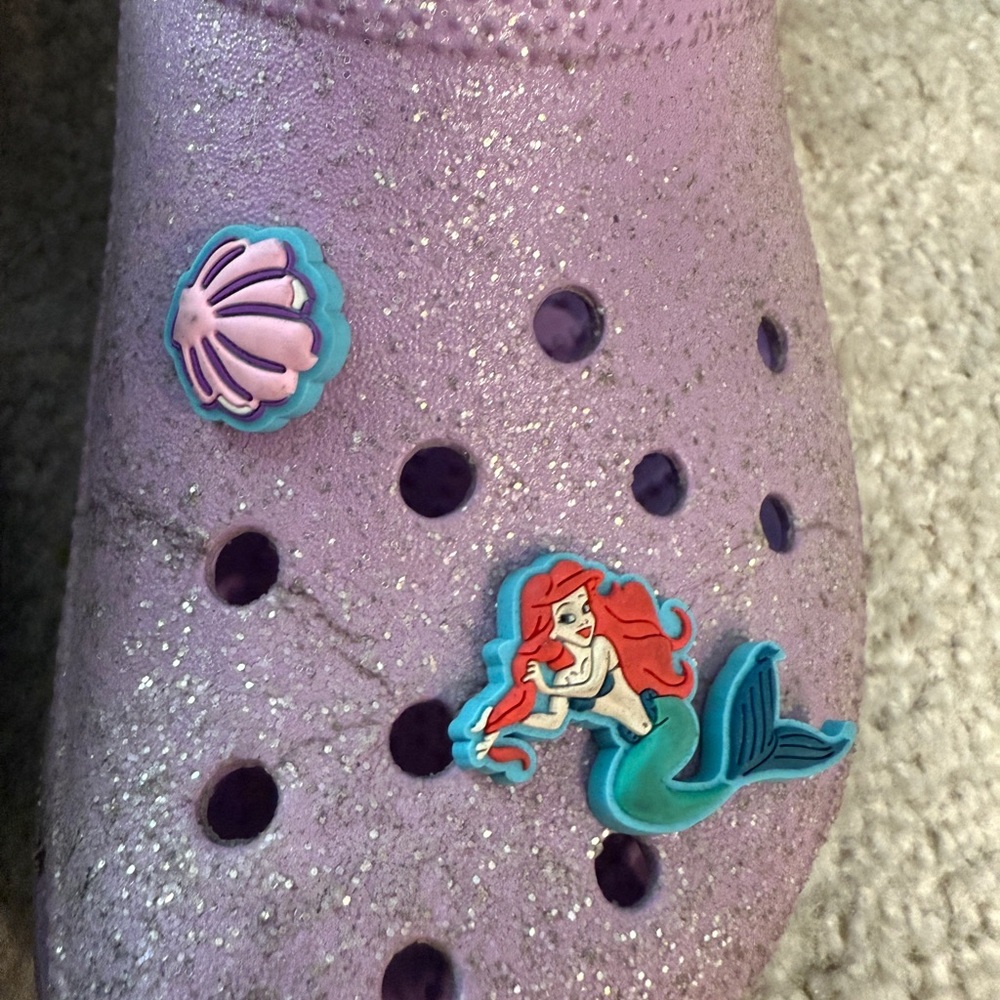 Lavender Glitter Crocs With Little Mermaid Ariel Disney Jibbits W9M7 - Picture 5 of 5